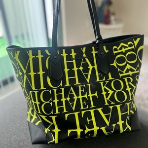 Michael kors, neon color. only two uses. It is new, it does not have any details